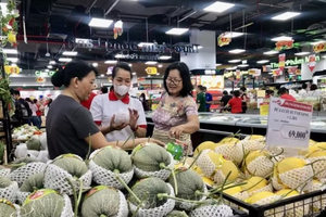消费者购买水果。图自越通社