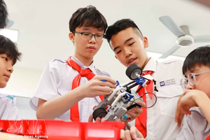 河内学生将人工智能应用于图像创作和机器人组装设计。图自越通社