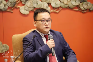 中国中央党校党建教研部郑寰教授回答越通社驻北京记者关于当前中国共产党与越南共产党关系的提问。图自越通社