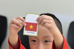 一名越南裔加拿大儿童在加拿大多伦多传统越南语课堂上。图自越通社