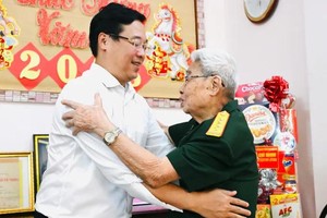 胡志明市市委常务副书记黎国峰探望陈升福。图：越勇