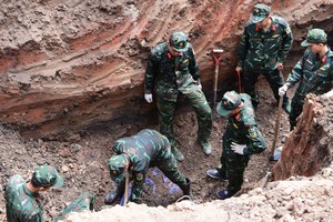 各力量加紧在黎氏莲公园开展搜寻、归集烈士遗骸任务。