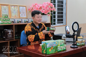 黄福胜通过社交媒体直播，介绍获得三星级一乡一品认证的“母山野生柠檬蜜饯”产品，助力品牌推广并拓展销售市场。图自 越通社 