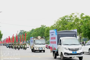 北宁省北江坊在街道上进行宣传巡游，向广大民众传播构建安全、文明交通文化的信息。图自越通社