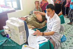 奠边省南歌（Nậm Kè）乡卫生站干部为民众进行巡诊和健康护理。图自越通社