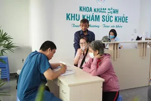 115人民医院医务人员为民众建立健康卷宗。（图：黄雄）