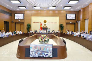 越南国会常务委员会会议表决通过关于设立北宁省12个坊的《决议》。图自越通社