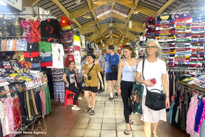 胡志明市滨城市场吸引大量国内外游客前来参观购物。图自越通社