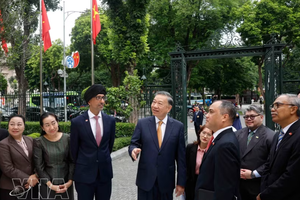 党中央总书记、国家主席苏林与东盟各国驻越南大使及临时代办交流。 图自越通社