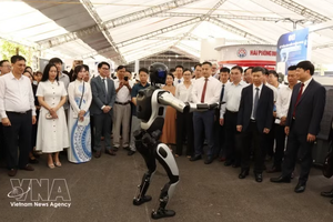 与会代表参观 2026 年海防创新创业节（Techfest Haiphong 2026）科技产品展。图自越通社