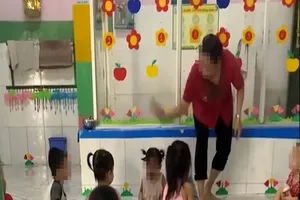 该妇女不断用手殴打女童头部和身体。视频截图。