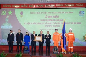 EVNHCMC受国家主席委托，胡志明市市委副书记邓明通向EVNHCMC颁授三等劳动勋章。