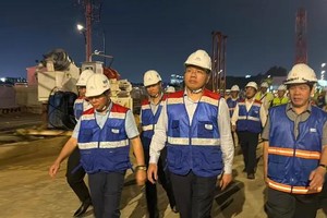 胡志明市人委会副主席黄原营视察地铁2号线（滨城—参良）项目的施工进度。图：国雄