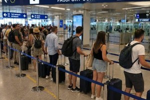 意大利将对来自西班牙的航空旅客进行检查，至少持续至8月15日。图：deultimominuto.net。