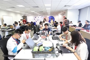 学员们在APIE Camp于8月3日至7日举行期间学习了物联网、云计算、域名系统、网络虚拟化等方面相关知识并进行实际操作。图自mst.gov.vn