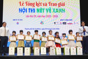 在A3纸绘画类别中获得一等奖和二等奖的幼儿组（A组）学生。图：翠平。