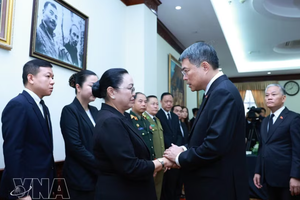 越南政府总理黎明兴吊唁老挝中央政治局委员、国会主席赛颂蓬·丰威汉逝世。图自越通社