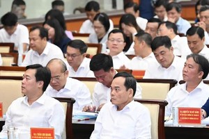 胡志明市市委书记陈留光与代表在主会场出席会议。图：越勇