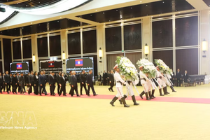 8月10日，越南驻老挝大使阮明心率领越南驻老大使馆、越南驻老代表机构以及旅老越南人社群代表团前往吊唁赛宋蓬·丰威汉同志。图自越通社