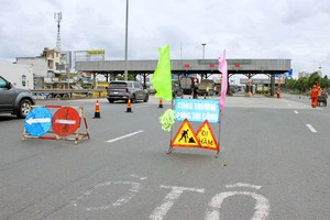 职能力量进行临时交通分流以拆除同奈桥收费站。图：CTV