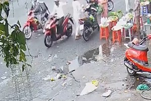 裴珠青接近并抢劫受害者项链的画面。图：视频截图