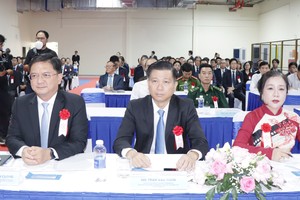 胡志明市领导人和各位代表出席落成仪式。图：光武