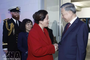 党中央总书记、国家主席苏林与新西兰总督辛迪·基罗参观新西兰著名摄影师摄影展。图自越通社