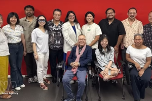 胡志明市橙剂/二恶英受害者协会代表团与美国友人合影。图自越通社