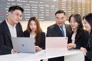 投资商关注证券市场上各指数和股票波动。图：黄雄