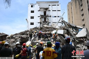 当地时间8月12日，哥伦比亚卡利，救援人员和志愿者在废墟中搜寻幸存者。