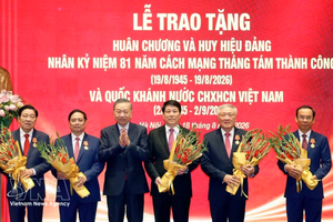 苏林总书记、国家主席向原国家主席梁强，原政府总理范明政，原党中央书记处书记、原中央内政部部长潘廷擢，原政府常务副总理阮和平以及原胡志明市市委书记阮文年颁发胡志明勋章。图自越通社
