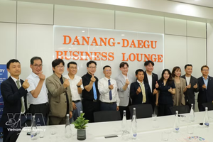 出席韩国大邱技术与创新展示空间揭牌仪式的代表合影。图自越通社