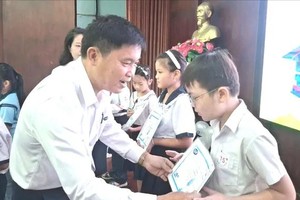 CEP微观金融组织新泰协分会经理潘公直向工人子女颁发奖学金。图：红桃