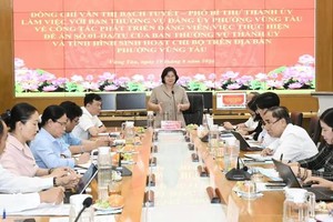 胡志明市市委副书记文氏白雪主持工作会议。