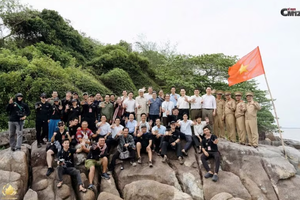 电视剧《CM12计划》剧组。图自人民公安电影制片厂