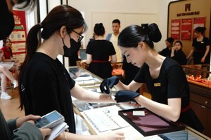 8月21日上午SJC金条挂牌价为买入价每两为1亿4360万元、卖出价1亿4660万元。图：阮黄/新闻与民族报