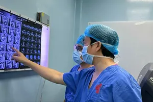 医生在平民医院根据影像诊断结果为患者制定癌症治疗方案。图：成山。