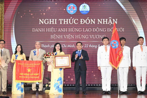 胡志明市人委会主席阮文得向雄王医院颁发“劳动英雄”称号。（图：越勇）