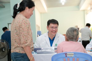 安平医院医生为民众诊病（图：玉玄）