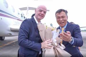 越南足球联合会主席陈国俊在内牌机场迎接国际足联主席詹尼·因凡蒂诺