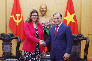 胡志明国家政治学院常务副院长黎海平会见联合国儿童基金会驻越南代表西尔维娅·达奈洛夫。图片来源：越通社