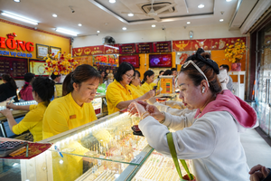 民众在胡志明市媚红金店购买黄金。图：阮黄/《新闻与民族报》
