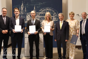 越南驻德国大使阮得成（右三）出席并见证了德越中心（German-Vietnam Hub）成立意向书签署仪式。图自越通社