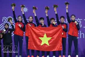 资料图：越南女子藤球队在印度尼西亚举办的2023年亚洲运动会上夺得金牌。图自越通社