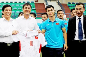 Bộ trưởng Nguyễn Ngọc Thiện nhận áo số 10 từ U22 Việt Nam. Ảnh: NGỌC HẢI