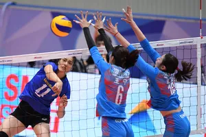 Chủ công đội trưởng Nguyễn Thị Xuân (11) đập bóng trước hàng chắn CLB Thiên Tân. Nguồn: AVC