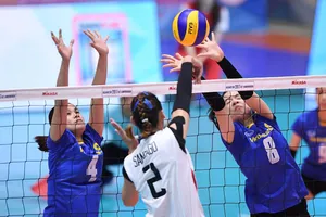 Hàng chắng NHCT (áo xanh) cản phá cầu thủ Rebisco-PSL Manila. Nguồn: AVC 