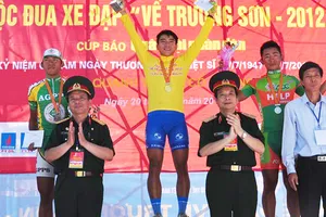 Cua-rơ Mai Nguyễn Hưng (giữa) từng giành áo vàng cuộc đua "về Trường Sơn" năm 2012. Nguồn: QĐND