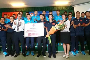 Đội U15 Việt Nam được nhận thưởng ngay sáng 24-7. tác giả: NGỌC HẢI