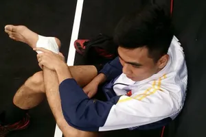 Thanh Thuận bị lật cổ chân. Ảnh: MINH CẦN